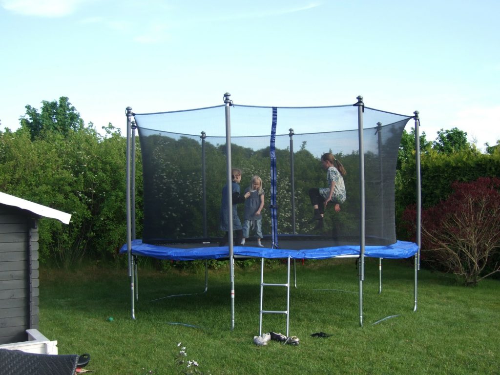how to put a trampoline together